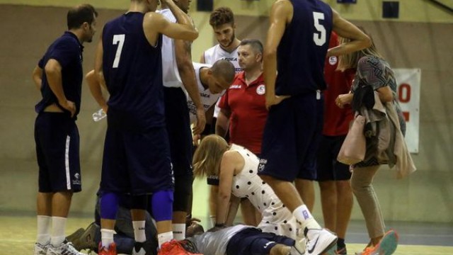 Una espectadora salva la vida a un jugador de baloncesto italiano