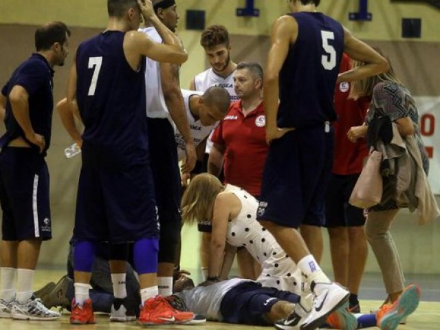 Una espectadora salva la vida a un jugador de baloncesto italiano